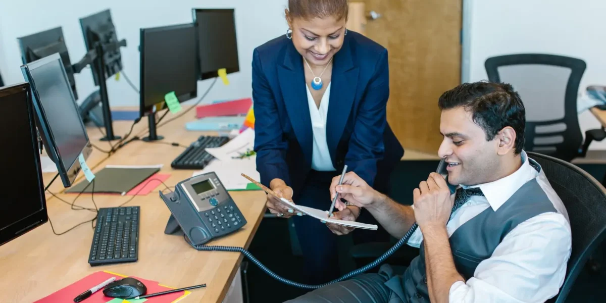 Líder acompanhando de perto o trabalho da equipe, checando cada detalhe