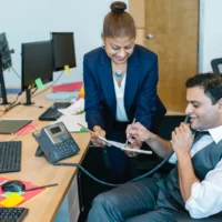 Líder acompanhando de perto o trabalho da equipe, checando cada detalhe