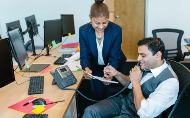 Líder acompanhando de perto o trabalho da equipe, checando cada detalhe